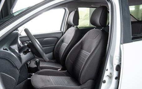 Renault Logan II, 2017 год, 899 000 рублей, 10 фотография