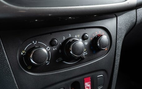 Renault Logan II, 2017 год, 899 000 рублей, 14 фотография