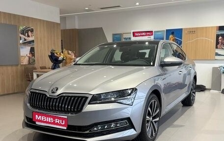 Skoda Superb III рестайлинг, 2022 год, 1 750 000 рублей, 1 фотография