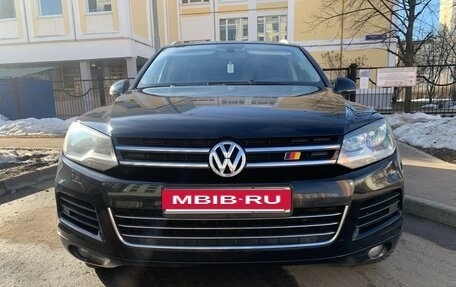Volkswagen Touareg III, 2011 год, 1 950 000 рублей, 2 фотография