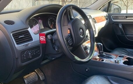 Volkswagen Touareg III, 2011 год, 1 950 000 рублей, 10 фотография