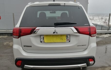 Mitsubishi Outlander III рестайлинг 3, 2015 год, 1 850 000 рублей, 5 фотография
