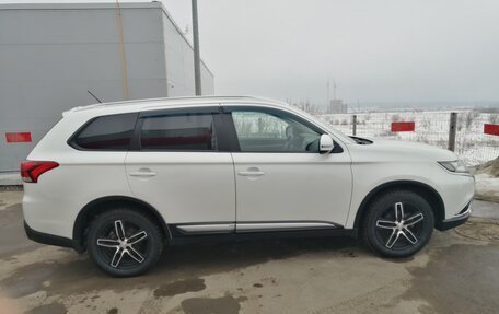 Mitsubishi Outlander III рестайлинг 3, 2015 год, 1 850 000 рублей, 3 фотография