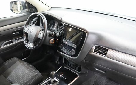 Mitsubishi Outlander III рестайлинг 3, 2018 год, 2 195 000 рублей, 10 фотография