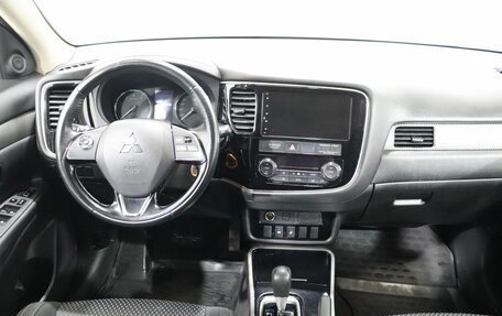 Mitsubishi Outlander III рестайлинг 3, 2018 год, 2 195 000 рублей, 12 фотография