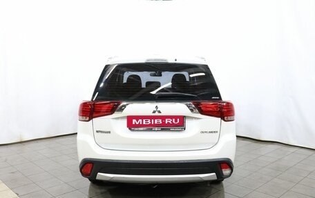 Mitsubishi Outlander III рестайлинг 3, 2018 год, 2 195 000 рублей, 5 фотография