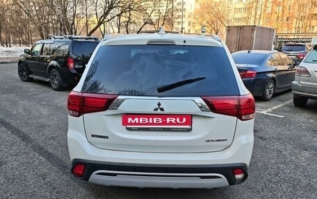 Mitsubishi Outlander III рестайлинг 3, 2018 год, 1 970 000 рублей, 2 фотография