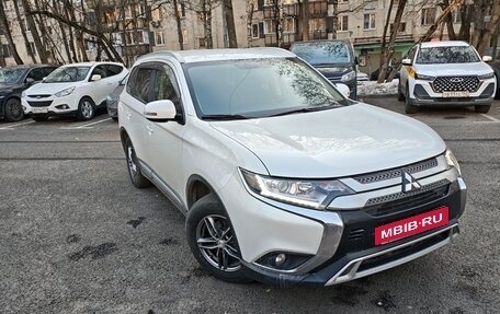 Mitsubishi Outlander III рестайлинг 3, 2018 год, 1 970 000 рублей, 4 фотография