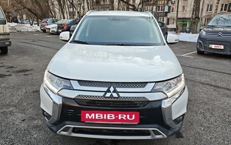 Mitsubishi Outlander III рестайлинг 3, 2018 год, 1 970 000 рублей, 6 фотография