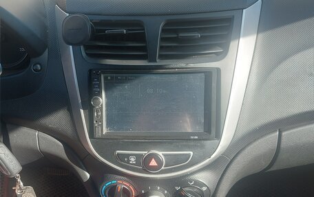 Hyundai Solaris II рестайлинг, 2012 год, 420 000 рублей, 5 фотография