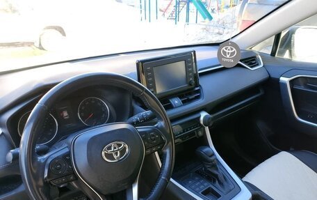 Toyota RAV4, 2019 год, 3 215 000 рублей, 4 фотография