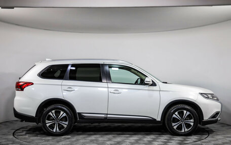 Mitsubishi Outlander III рестайлинг 3, 2018 год, 1 989 000 рублей, 4 фотография