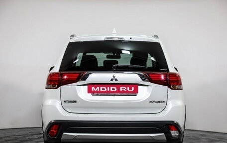 Mitsubishi Outlander III рестайлинг 3, 2018 год, 1 989 000 рублей, 6 фотография