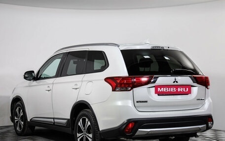 Mitsubishi Outlander III рестайлинг 3, 2018 год, 1 989 000 рублей, 7 фотография