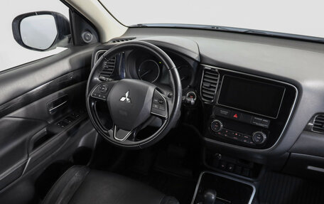 Mitsubishi Outlander III рестайлинг 3, 2018 год, 1 989 000 рублей, 8 фотография