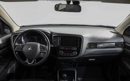 Mitsubishi Outlander III рестайлинг 3, 2018 год, 1 989 000 рублей, 9 фотография