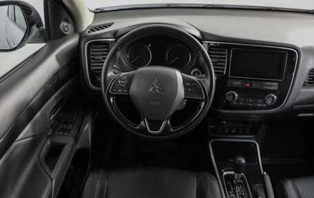 Mitsubishi Outlander III рестайлинг 3, 2018 год, 1 989 000 рублей, 10 фотография