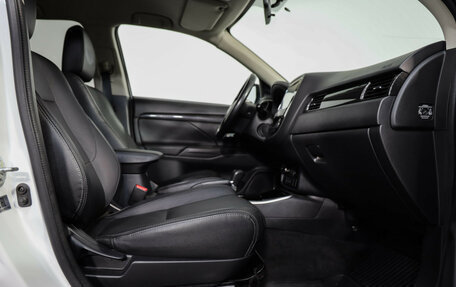 Mitsubishi Outlander III рестайлинг 3, 2018 год, 1 989 000 рублей, 24 фотография