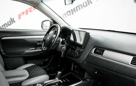 Mitsubishi Outlander III рестайлинг 3, 2017 год, 1 995 000 рублей, 10 фотография