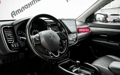 Mitsubishi Outlander III рестайлинг 3, 2017 год, 1 995 000 рублей, 8 фотография