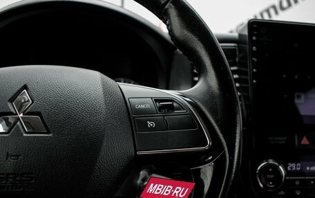 Mitsubishi Outlander III рестайлинг 3, 2017 год, 1 995 000 рублей, 13 фотография