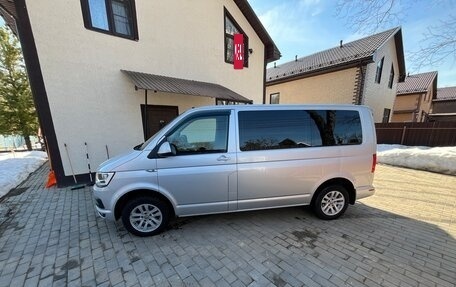 Volkswagen Caravelle T6 рестайлинг, 2018 год, 3 300 000 рублей, 3 фотография