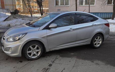 Hyundai Solaris II рестайлинг, 2011 год, 670 000 рублей, 2 фотография