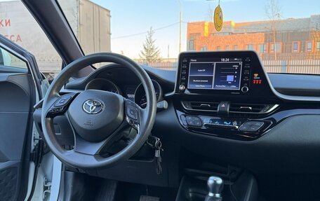 Toyota C-HR I рестайлинг, 2021 год, 2 350 000 рублей, 9 фотография