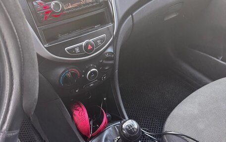 Hyundai Solaris II рестайлинг, 2011 год, 670 000 рублей, 8 фотография