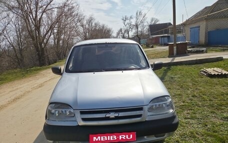 Chevrolet Niva I рестайлинг, 2003 год, 300 000 рублей, 1 фотография