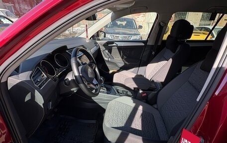 Volkswagen Tiguan II, 2021 год, 2 900 000 рублей, 2 фотография