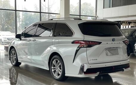 Toyota Sienna, 2024 год, 7 000 000 рублей, 4 фотография