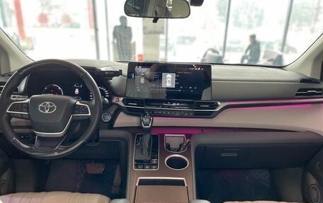 Toyota Sienna, 2024 год, 7 000 000 рублей, 8 фотография