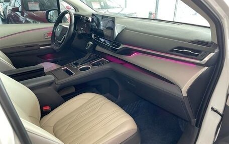 Toyota Sienna, 2024 год, 7 000 000 рублей, 14 фотография