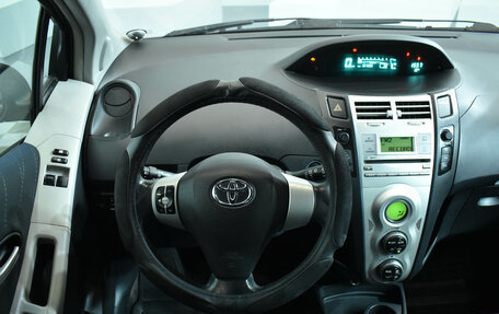 Toyota Yaris III рестайлинг, 2007 год, 630 000 рублей, 12 фотография