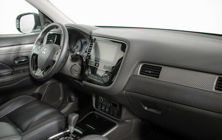 Mitsubishi Outlander III рестайлинг 3, 2019 год, 2 390 000 рублей, 9 фотография