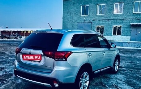 Mitsubishi Outlander III рестайлинг 3, 2016 год, 1 890 000 рублей, 4 фотография