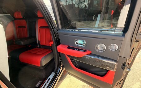 Rolls-Royce Cullinan, 2021 год, 40 000 000 рублей, 21 фотография