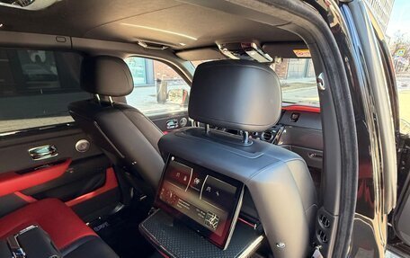 Rolls-Royce Cullinan, 2021 год, 40 000 000 рублей, 23 фотография