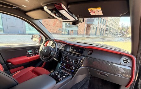 Rolls-Royce Cullinan, 2021 год, 40 000 000 рублей, 24 фотография