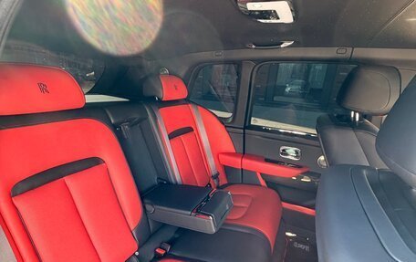 Rolls-Royce Cullinan, 2021 год, 40 000 000 рублей, 25 фотография