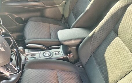 Mitsubishi Outlander III рестайлинг 3, 2014 год, 1 750 000 рублей, 11 фотография