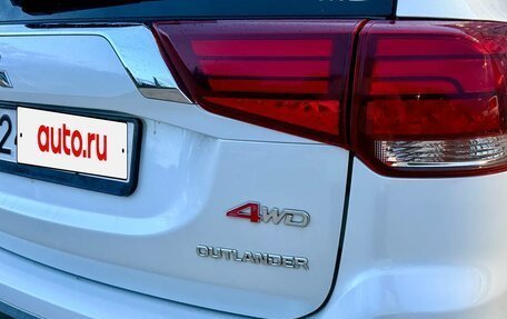 Mitsubishi Outlander III рестайлинг 3, 2015 год, 1 900 000 рублей, 10 фотография