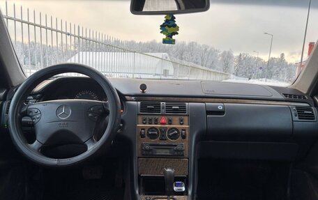 Mercedes-Benz E-Класс, 1999 год, 300 000 рублей, 5 фотография