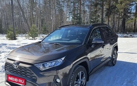 Toyota RAV4, 2021 год, 3 600 000 рублей, 5 фотография