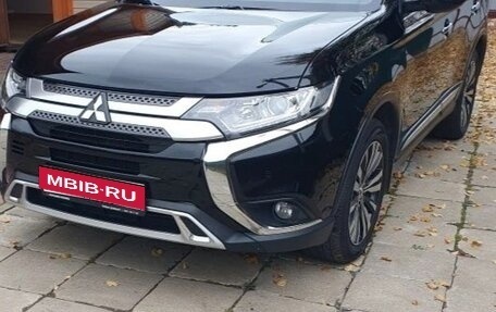 Mitsubishi Outlander III рестайлинг 3, 2019 год, 2 600 000 рублей, 1 фотография