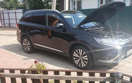 Mitsubishi Outlander III рестайлинг 3, 2019 год, 2 600 000 рублей, 4 фотография