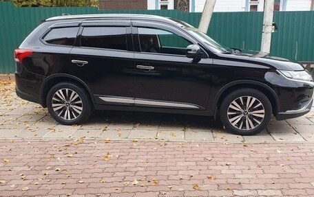 Mitsubishi Outlander III рестайлинг 3, 2019 год, 2 600 000 рублей, 9 фотография