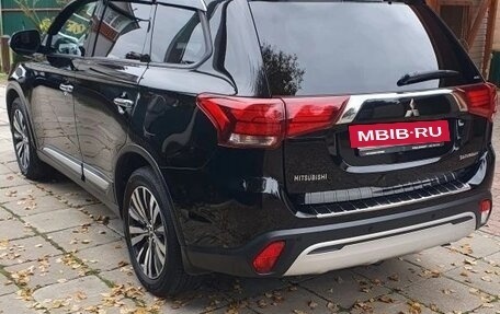 Mitsubishi Outlander III рестайлинг 3, 2019 год, 2 600 000 рублей, 2 фотография
