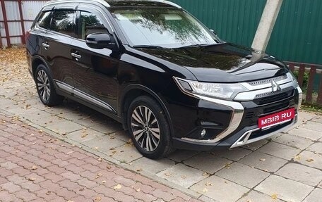 Mitsubishi Outlander III рестайлинг 3, 2019 год, 2 600 000 рублей, 11 фотография